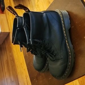 Dr. Martens 8 Eye boots